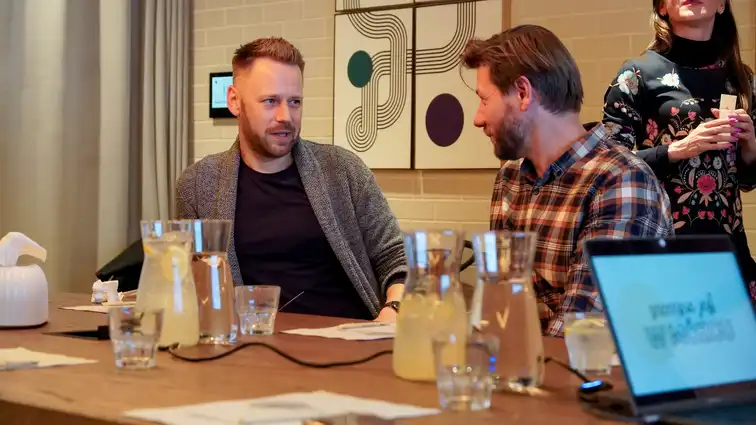 Zespół współpracuje podczas warsztatów w jasnej sali