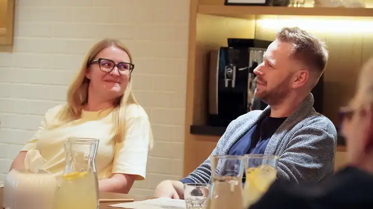 Uczestnicy warsztatów planują działania przy tablicy