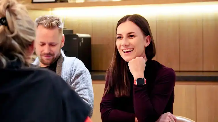 Grupa profesjonalistów śmieje się podczas ćwiczenia integracyjnego