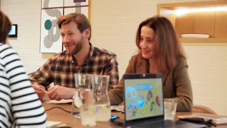 Zespół omawia pomysły przy stole konferencyjnym