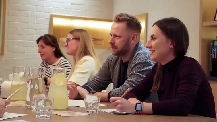 Uczestnicy warsztatów zapisują notatki na karteczkach