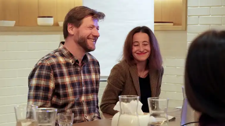 Zespół świętuje sukces po sesji warsztatowej