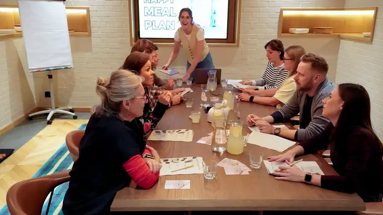 Zadowoleni uczestnicy warsztatów rozmawiają w przerwie